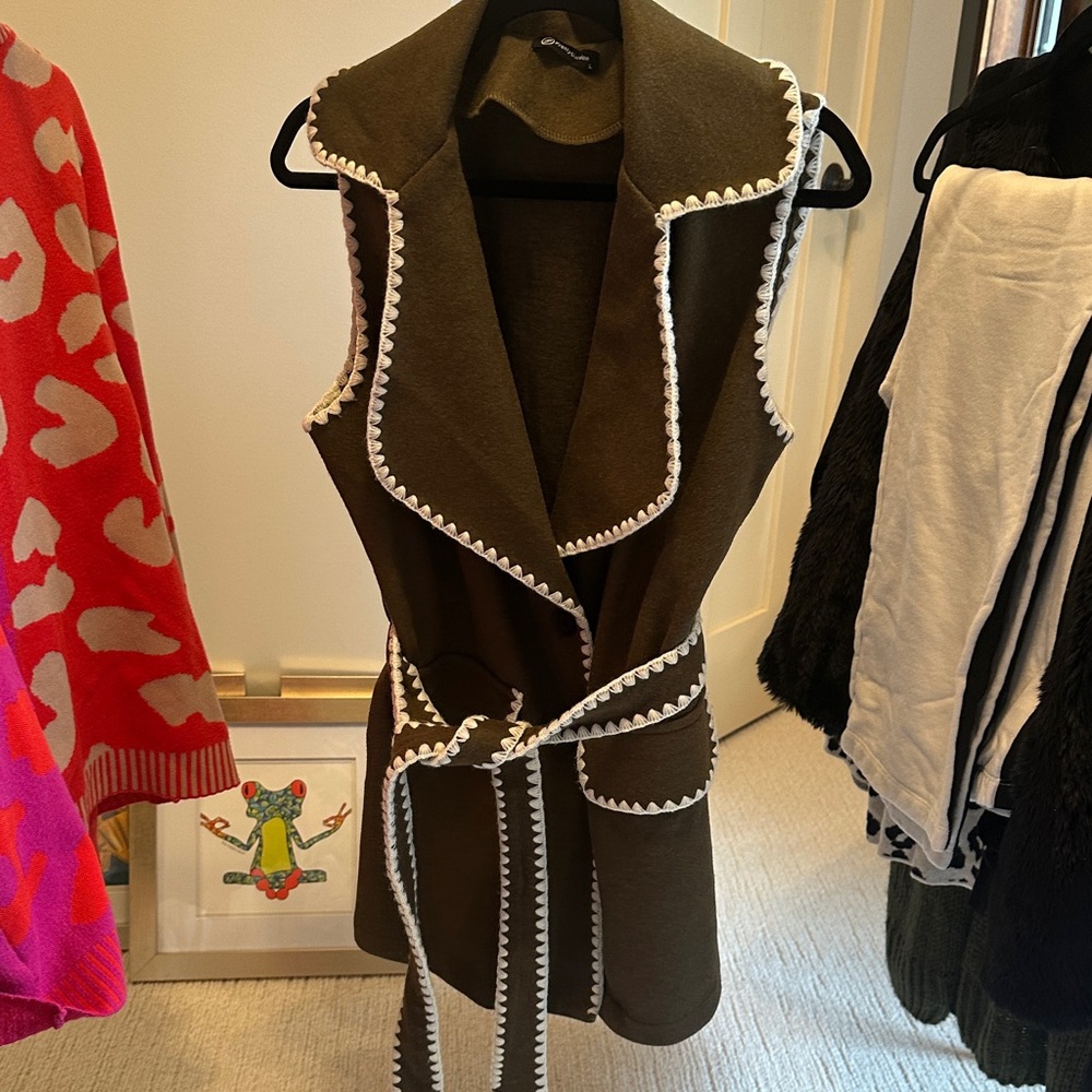 Cardigan vest with scalloped stitching